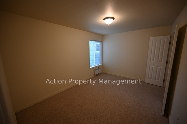 Building Photo - 2 bed, 2 bath, 1 car garage in a 4-plex, in Sequim