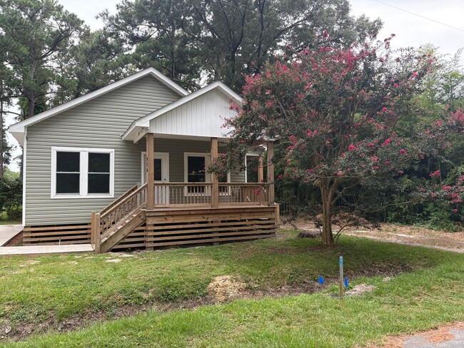 Building Photo - 3 Bedroom 2 Bath Home in Manteo $2200/mo