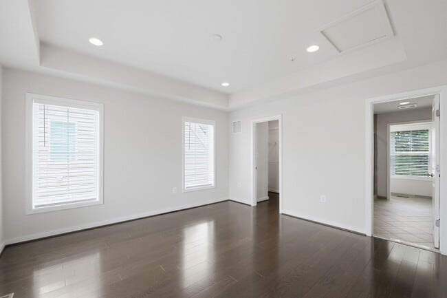 Building Photo - 2413 Glenallan Ave