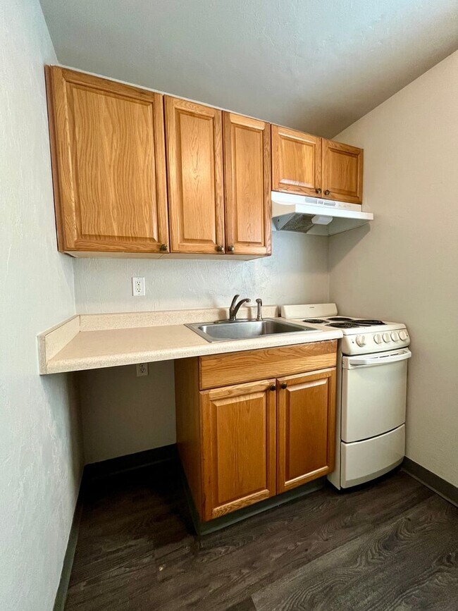 Building Photo - (DUP)  Studio Apartment - Close to Campus