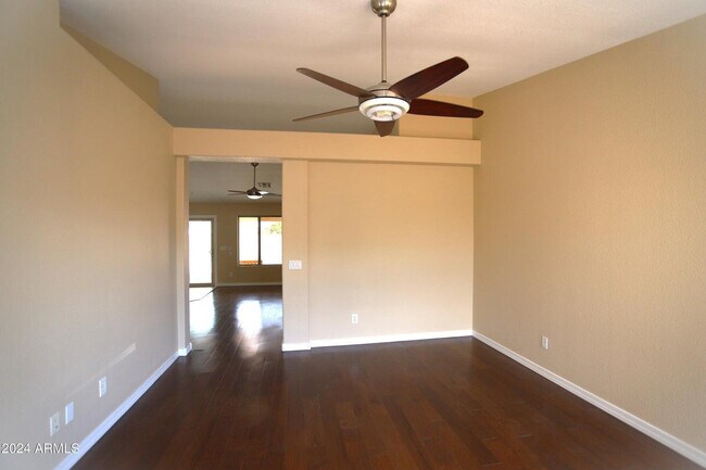 Building Photo - 1130 W Raven Dr