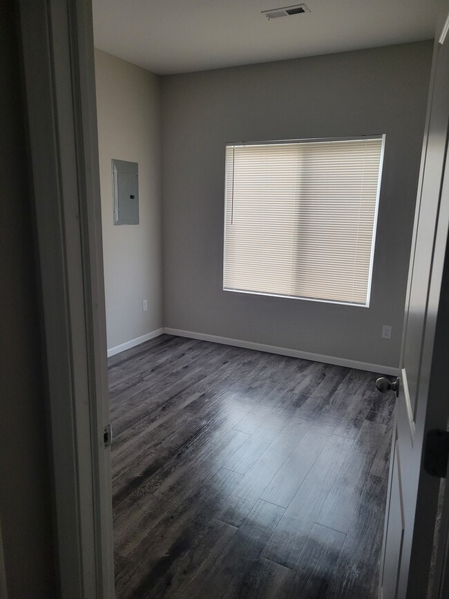 Building Photo - 1311 Azena St