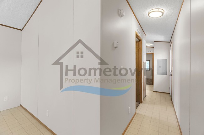 Building Photo - 2 Bedroom 1 Bath Home with Off-Street Park...