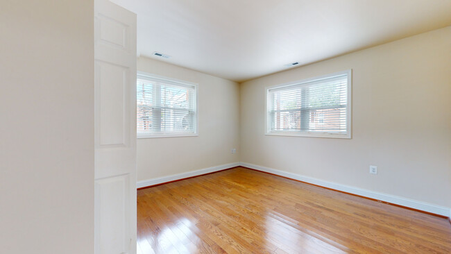 bright spacious bedroom - 3113 St Paul St