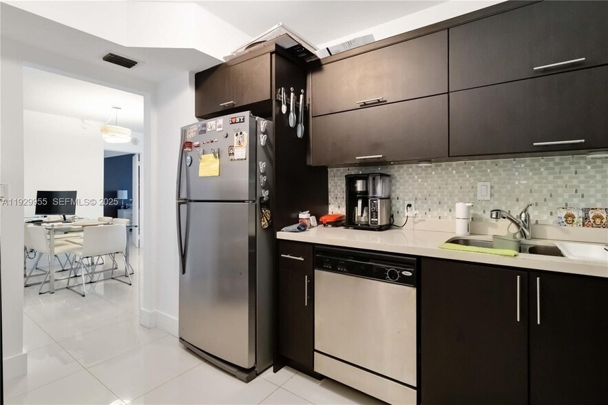 Building Photo - 100 Bayview Dr