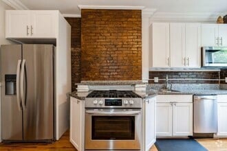 Building Photo - 167 Christopher Columbus Dr