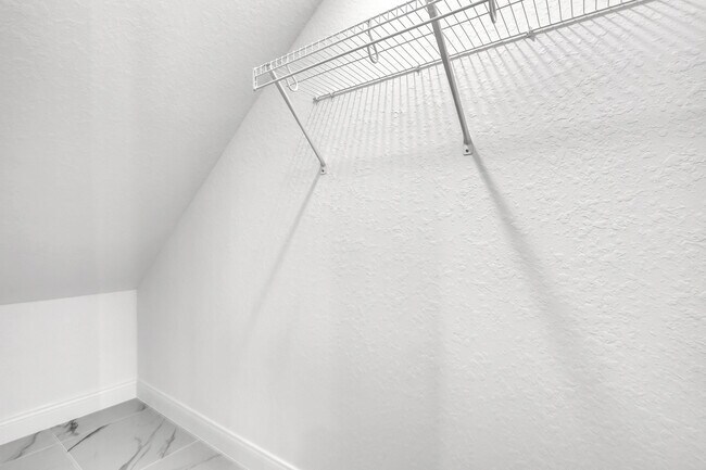 Building Photo - 105 SE Birch Ter