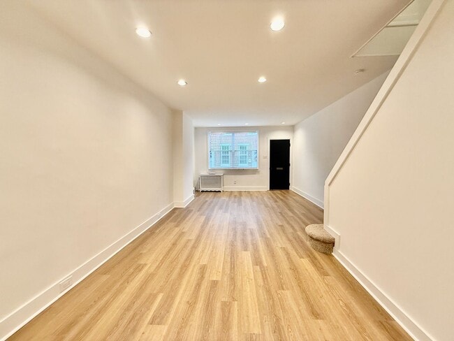 Building Photo - Just RENOVATED open floorplan 3 BED/1 BA HOME w/ WASHER/DRYER & large PATIO on Great Block in Sou...