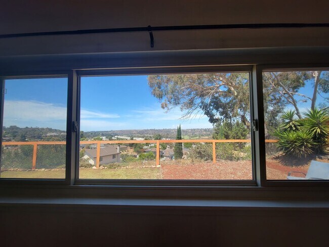 Building Photo - Darling, Move-In Ready Home in Highly Sought After Neighborhood w/ a Great View!!