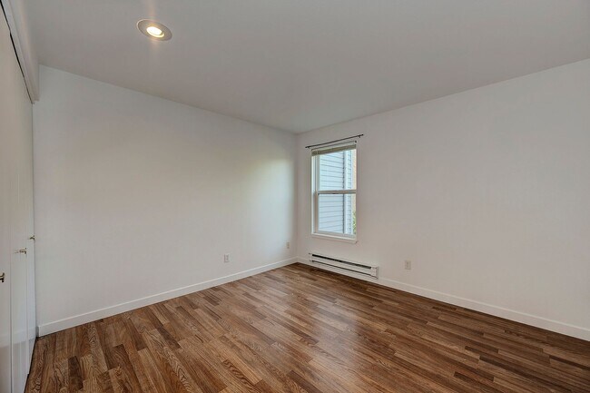 Building Photo - 2 bed 1.75 bath Apartment in Seattle