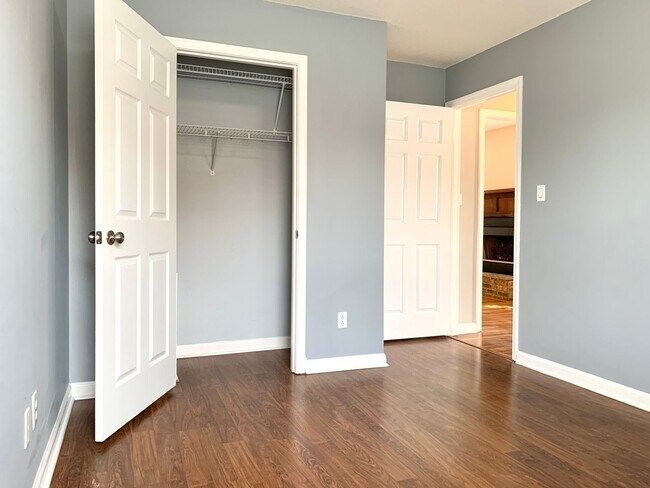 Building Photo - 212 Bradley Ct