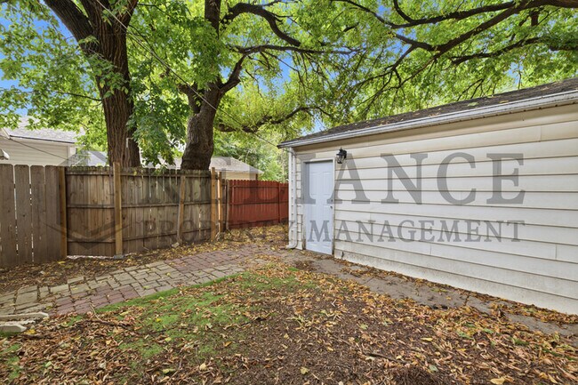 Building Photo - 703 S Grove Dr
