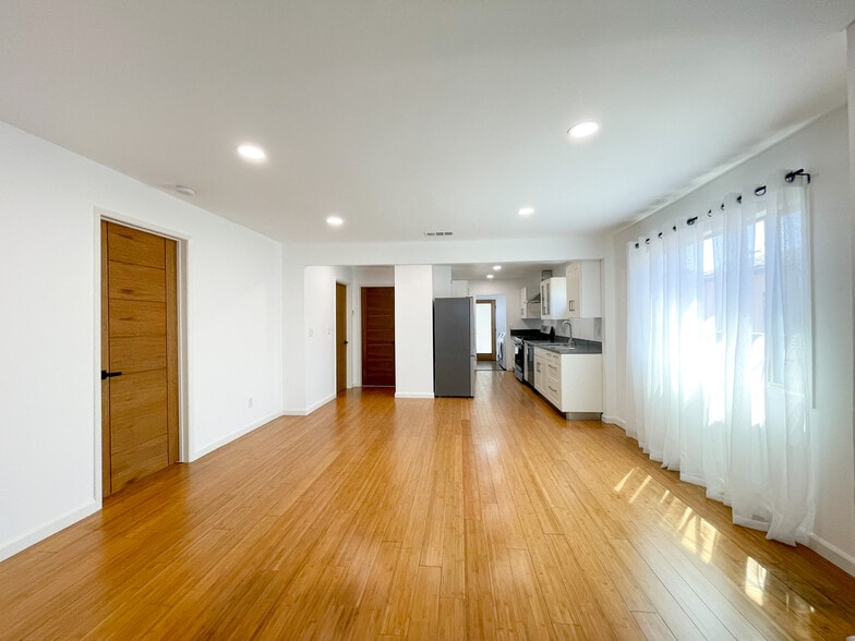 Building Photo - 958 Camulos St