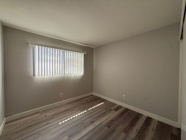Building Photo - Beautiful and renovated 4 Bed 2 Bath in Sacramento!
