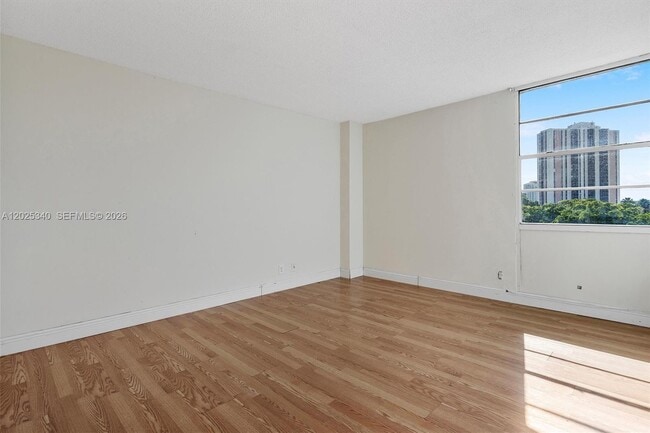 Building Photo - 3101 N Country Club Dr