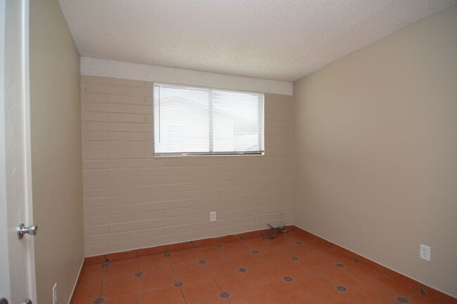 Building Photo - Charming 4 Bedroom 2 Bath House! South Tucson Location! Close to the 1-19!