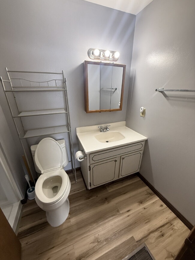 Building Photo - "Charming 2-Bed, 2-Bath Condo Retreat in Sidney's Viking Court!"