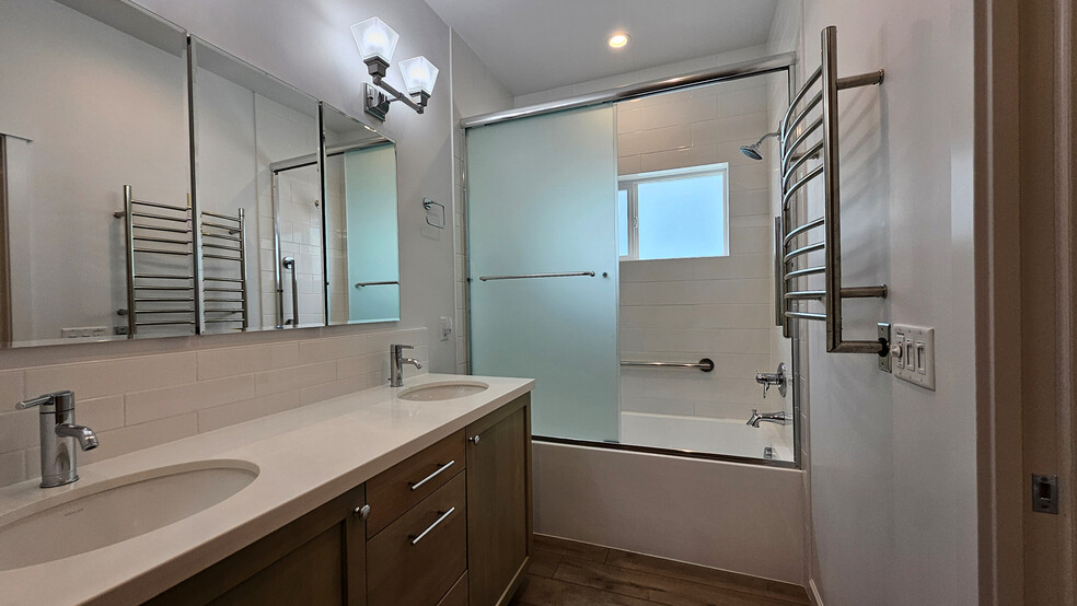 Primary bathroom w/soaking tub/shower - 882 B St