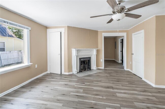 Building Photo - 418 E Amelia Ave