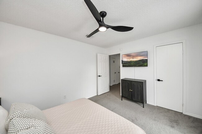 Building Photo - 8631 Valley Ledge Dr