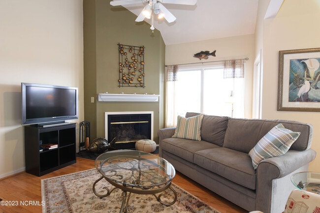 Building Photo - 6338 Oleander Dr