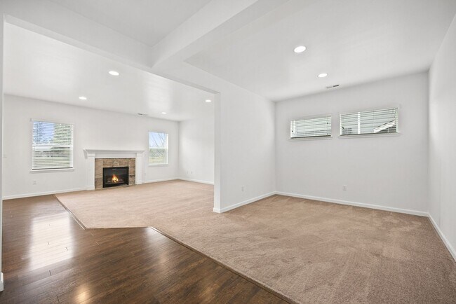 Building Photo - Spacious 4-Bed Puyallup Home For Rent | 3-Car Garage & Quick Commute to JBLM!
