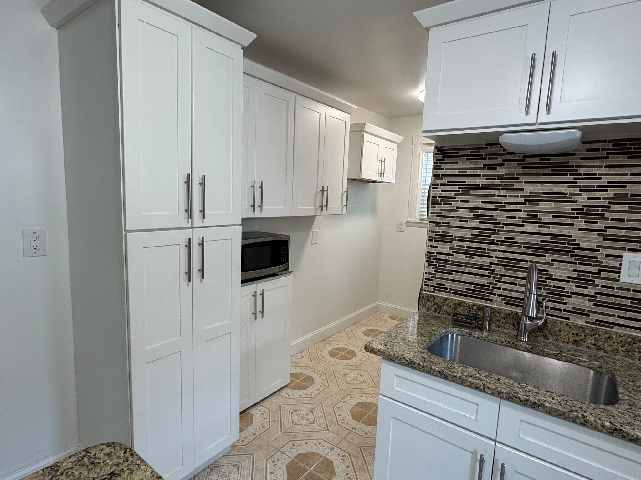 Building Photo - 653 Pleasant Valley Pky