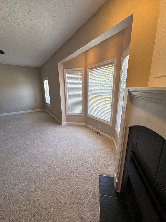 Building Photo - 2 Bed 2 full and 2 1/2 Bath- Imperial PA