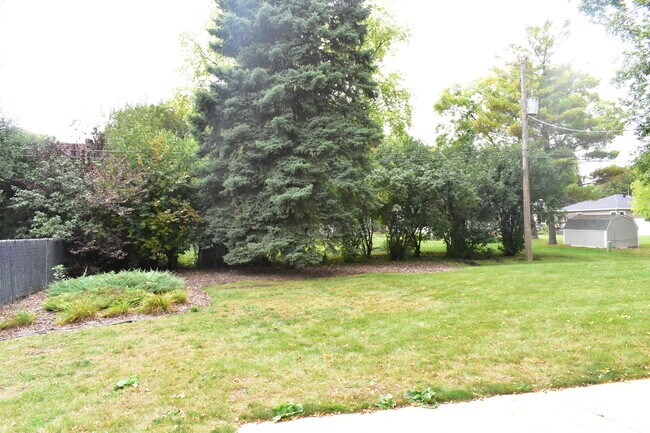 Building Photo - 1208 Oak St N