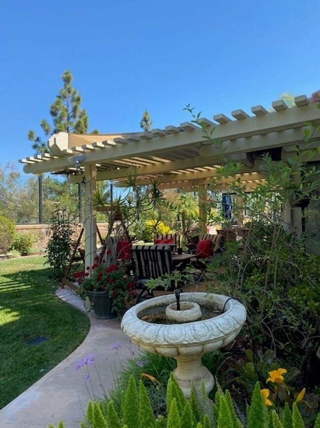 Building Photo - Large 3 bedroom home in quiet cul-de-sac with large backyard - Pets allowed