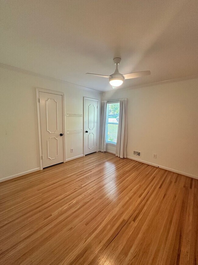 Building Photo - Charming Walk-Out Ranch in Sought-After Ba...