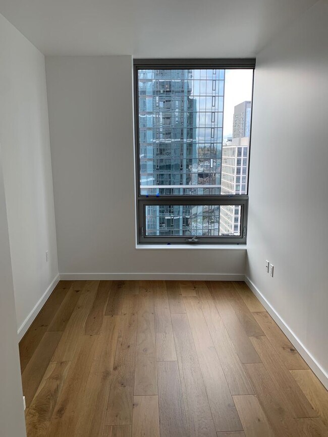 Building Photo - Luxurious 2 bed/ 2 bath unit conveniently ...