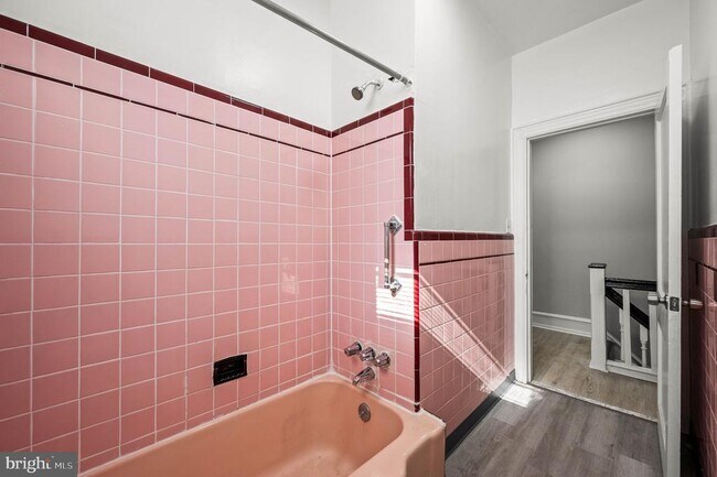 Building Photo - 5011 Larchwood Ave