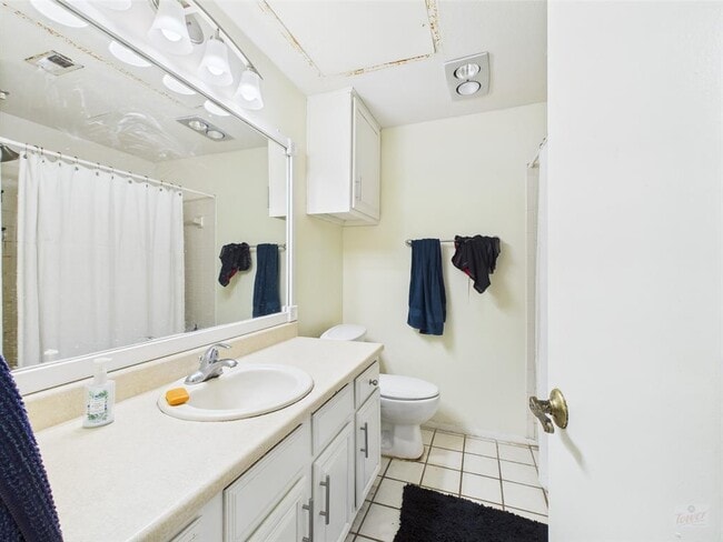 Building Photo - 806 W 24th St