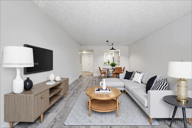Building Photo - 2860 Somerset Dr