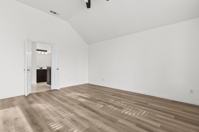 Building Photo - Lake Ridge