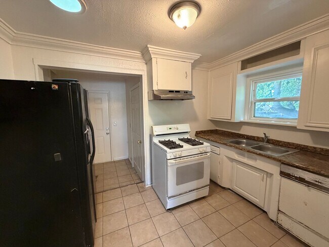 Building Photo - 2 Bedroom 1 Bath Home