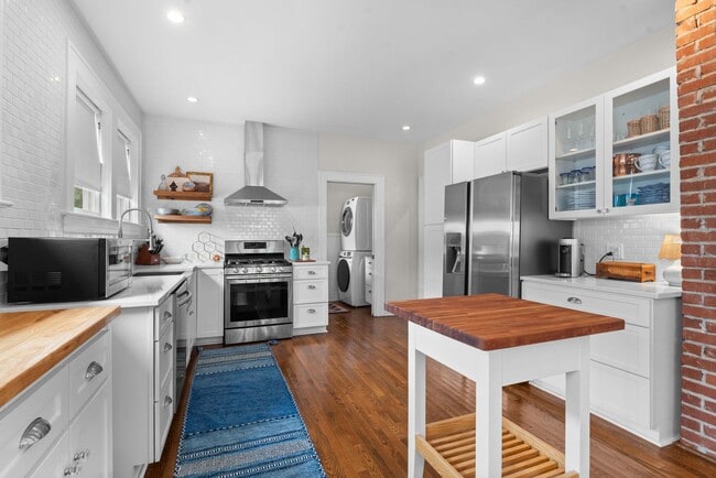 Building Photo - Adorable Avondale Home!