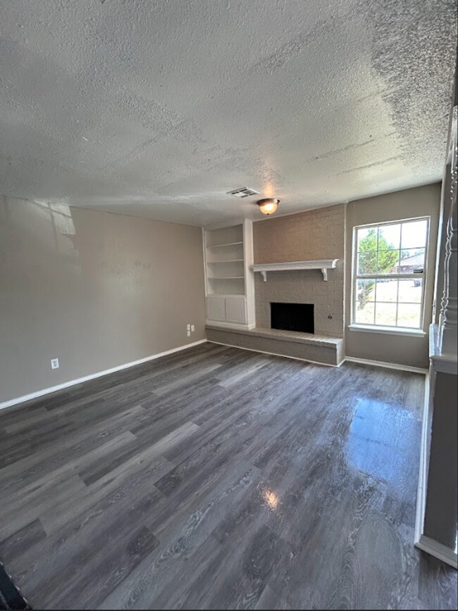 Building Photo - Stunning 4 Bedroom