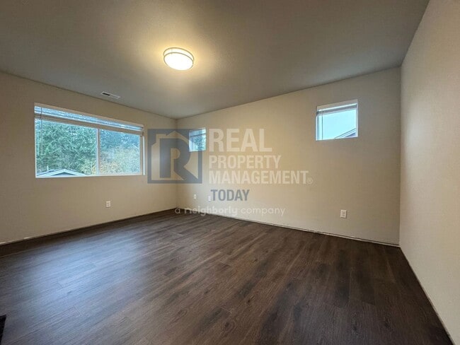 Building Photo - Stunning 5 Bedroom! Great Location!