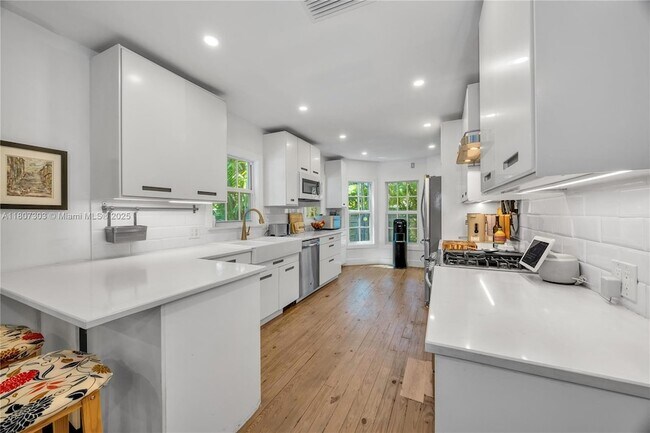 Building Photo - 5023 SW 59th Ave