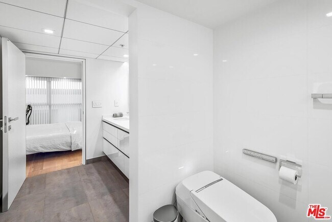 Building Photo - 13700 Marina Pointe Dr