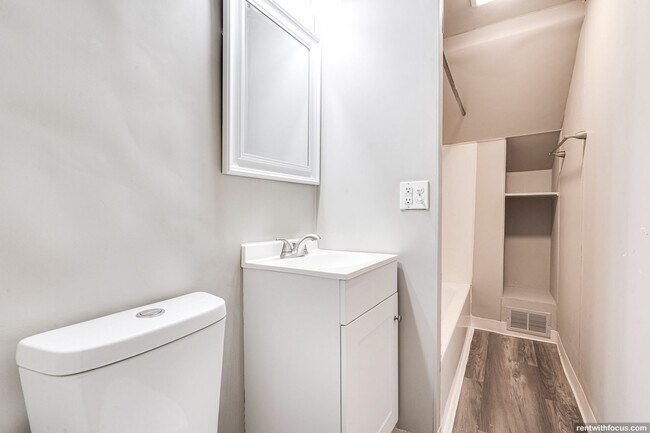 Building Photo - 1350 Manitowoc Rd