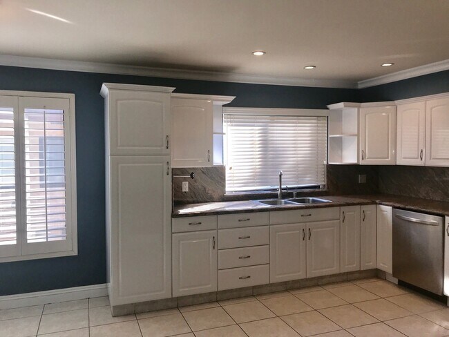 Building Photo - Beautiful and spacious multilevel townhouse in model home condition