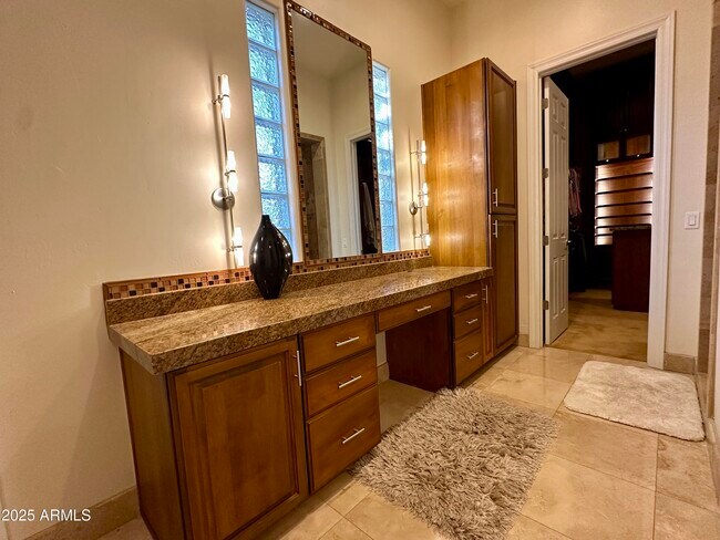 Building Photo - 5711 W Linda Ln