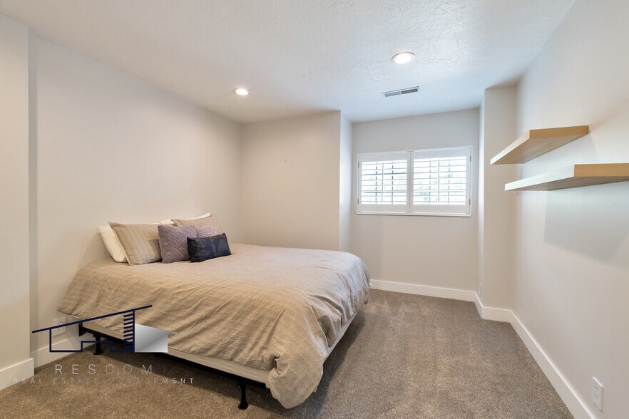 Building Photo - 5091 Ridgedale Dr