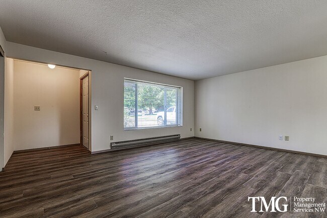 Building Photo - 2 Bedroom Duplex W/ attached garage in Was...