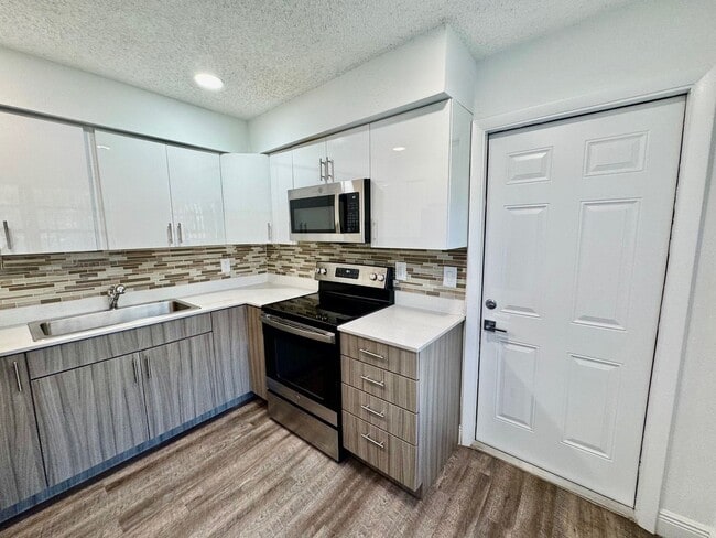 Building Photo - 100 SW 9th St