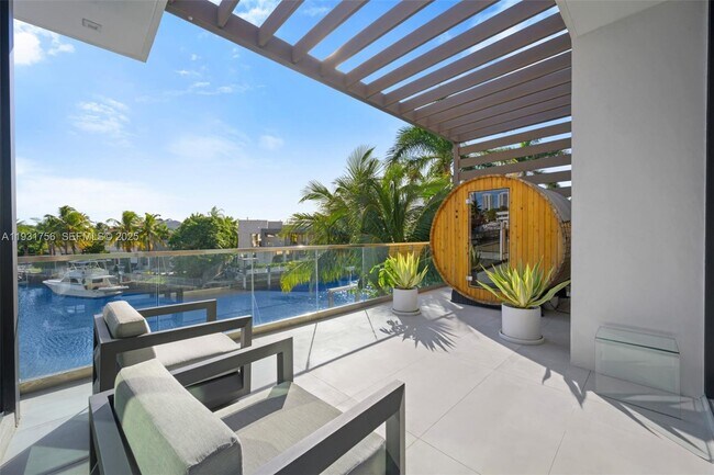 Building Photo - 3260 NE 165th St