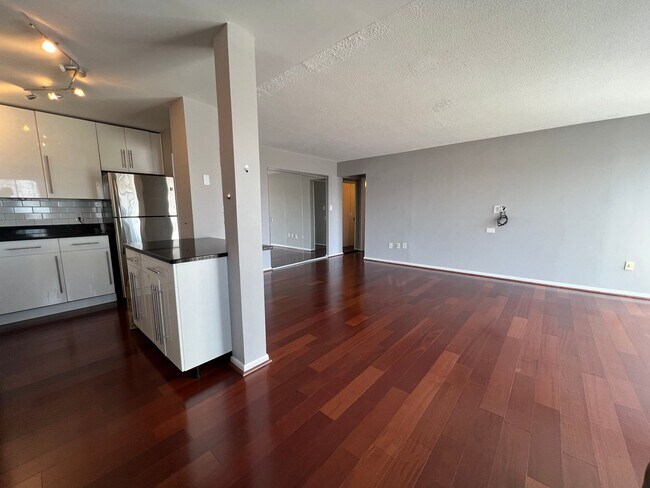 Building Photo - Light-filled Contemporary 1 Bedroom 1 Bath...